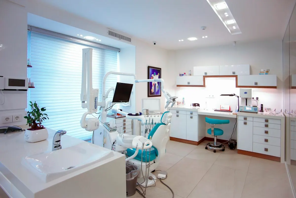 Consultorio dental limpio e iluminado